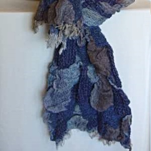 Mačkaná šála buřtíkový vzor 180 x 30 cm odstíny modré